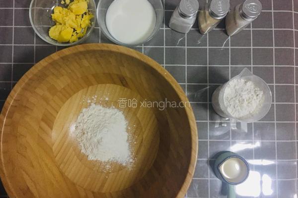 芝士培根披萨的做法图解1