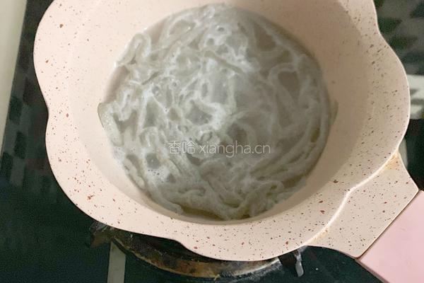 8个月加宝宝辅食：鸡肉黑芝麻酱面线的做法图解6