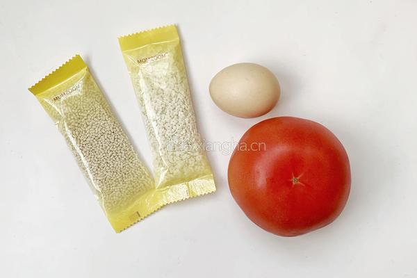8个月以上宝宝辅食:茄汁小花粒粒面的做法图解1