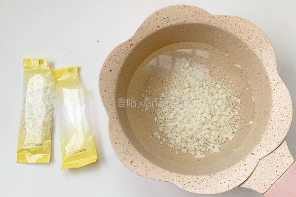 8个月以上宝宝辅食:茄汁小花粒粒面的做法图解3