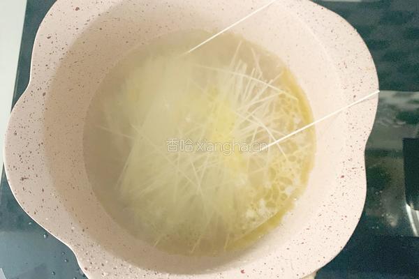 一周以上宝宝辅食：鸡丝青菜面的做法图解2