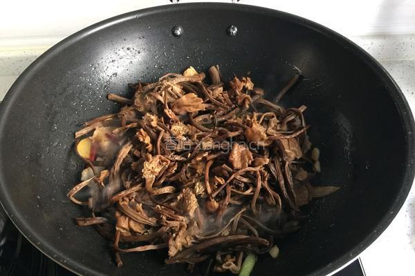 茶树菇炒五花肉的做法图解7