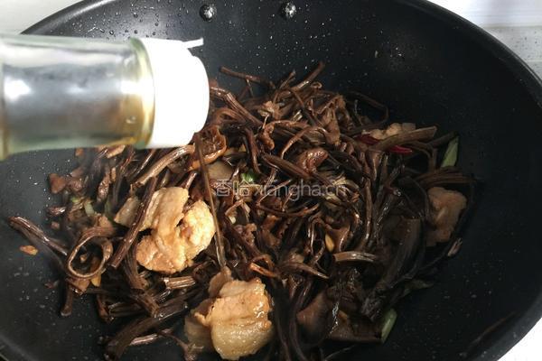 茶树菇炒五花肉的做法图解8