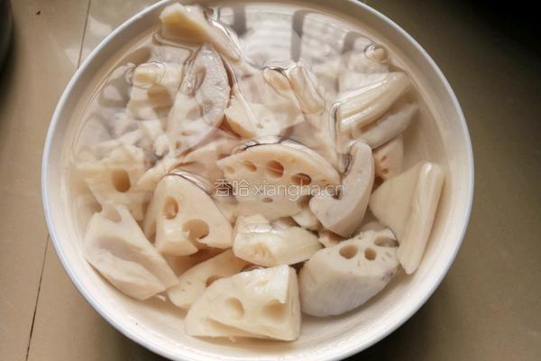 莲藕排骨汤的做法图解2
