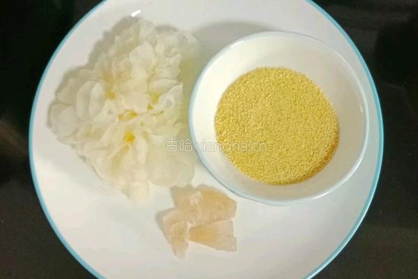 小米银耳羹的做法图解1