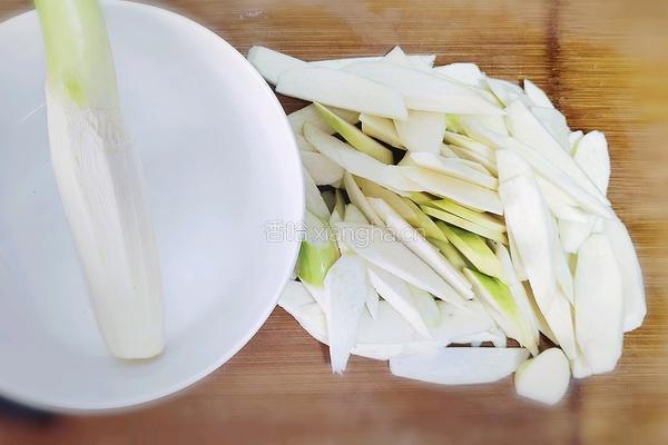 清炒茭白的做法图解1