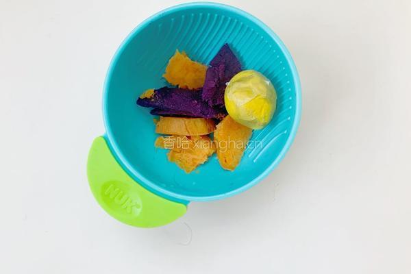 7个月加宝宝辅食：蛋黄双薯球的做法图解1