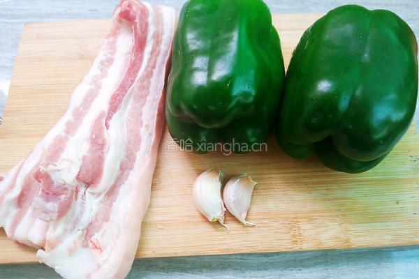 甜椒炒肉的做法图解1