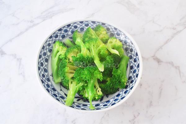 西兰花炒香菇的做法图解4