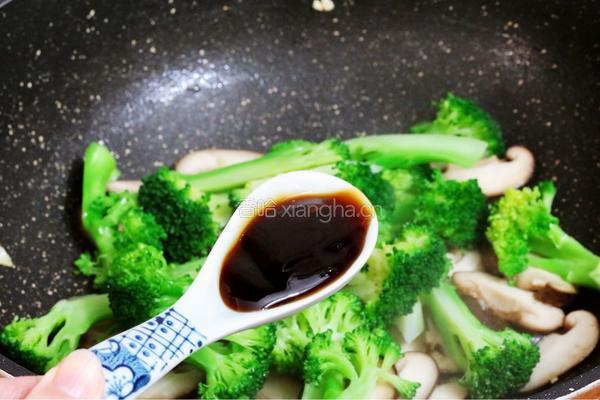 西兰花炒香菇的做法图解8