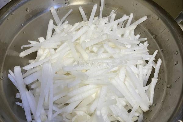 鸡汁萝卜丝的做法图解1