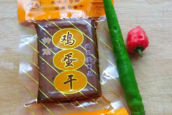辣椒炒鸡蛋干的做法图解1