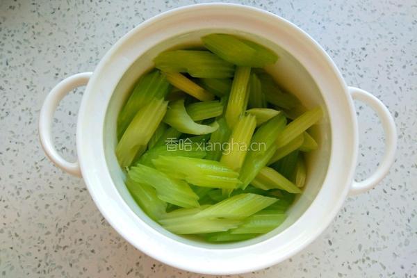 芹菜炒腐竹的做法图解1