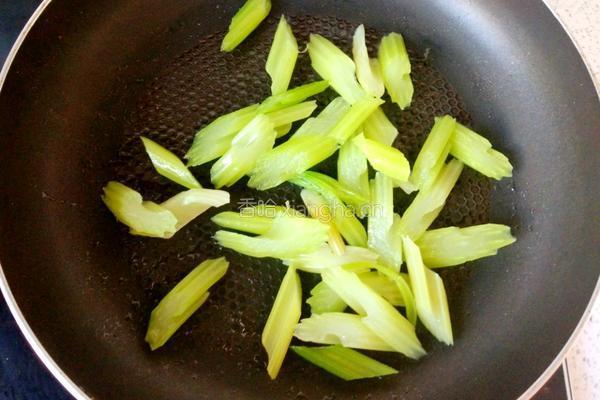 芹菜炒腐竹的做法图解4