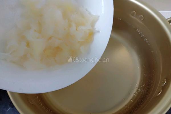 芋圆红枣银耳羹的做法图解2