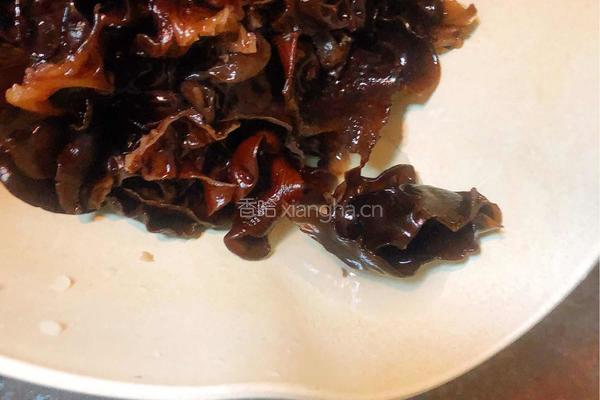 白菜木耳炒肉的做法图解3