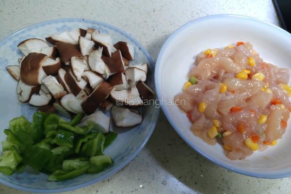 香菇鸡丁的做法图解1