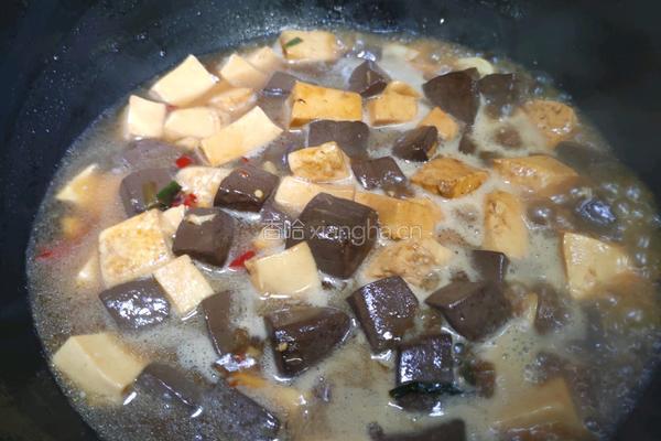 红烧豆腐猪血的做法图解2