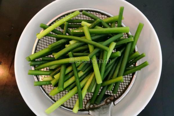 蒜苗炒腊肠的做法图解6