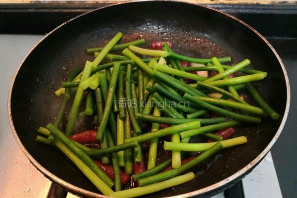 蒜苗炒腊肠的做法图解11