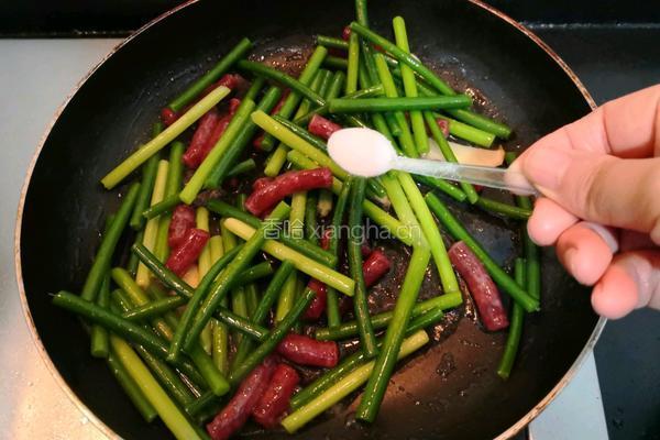 蒜苗炒腊肠的做法图解12