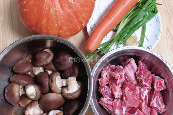 金瓜蒸香菇排骨饭的做法图解1