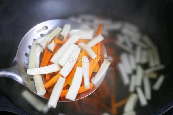 杏鲍菇胡萝卜炒西芹的做法图解5