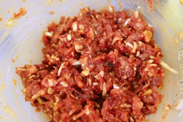 茼蒿梗蘑菇猪肉馅饺子的做法图解2