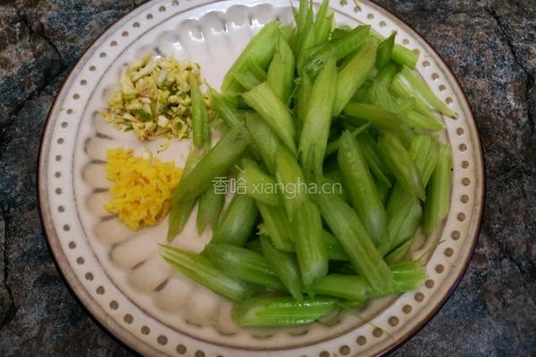 西芹虾仁腰果的做法图解2