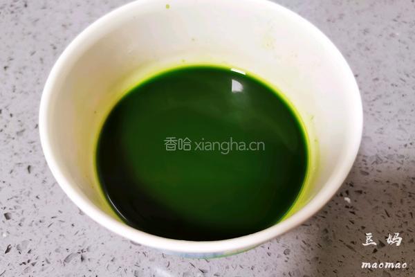 菠菜汁疙瘩汤的做法图解1