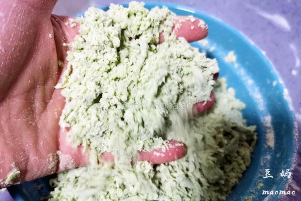 菠菜汁疙瘩汤的做法图解2