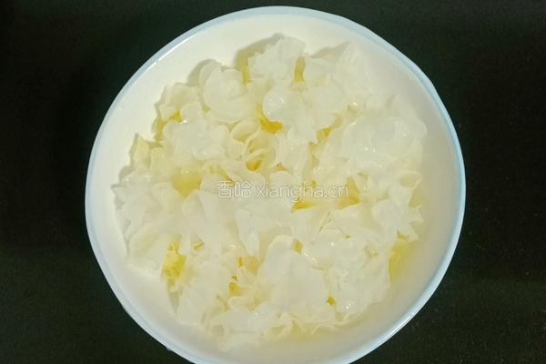 银耳酒酿汤圆的做法图解1
