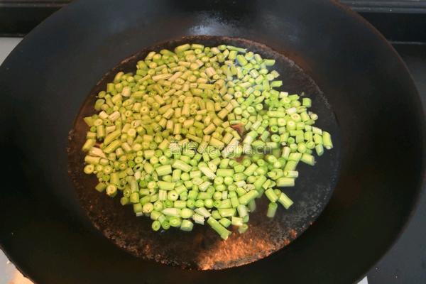 香脆豆角蛋饼的做法图解3