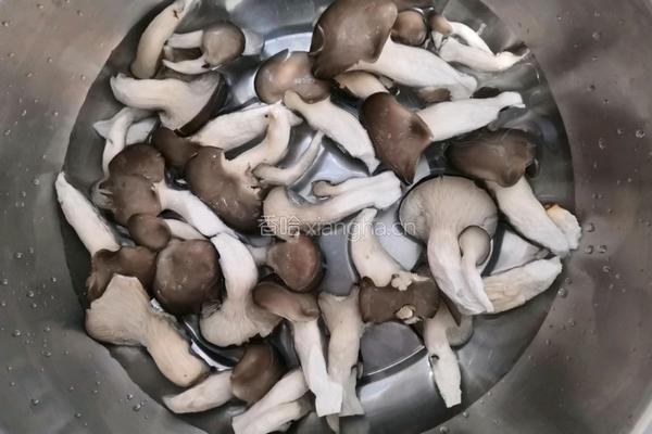 腊味菌菇素鸡的做法图解1