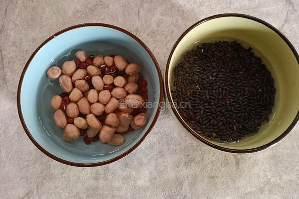 红豆花生黑米粥的做法图解2