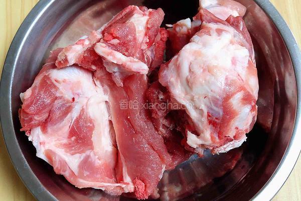 酸菜炖大骨的做法图解1