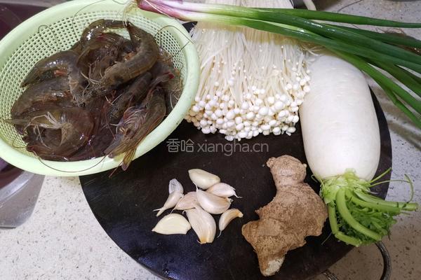 萝卜金针菇虾煲的做法图解1