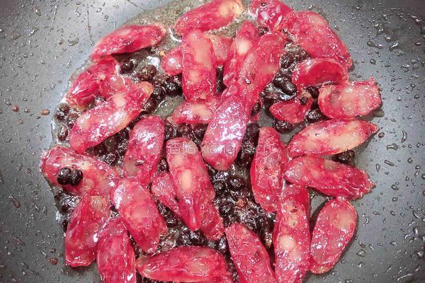 豆豉蒜苗炒腊肠的做法图解7