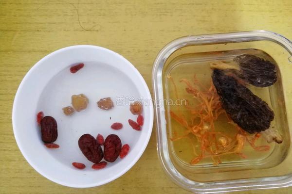 羊肚菌虫草花炖鸡汤的做法图解1