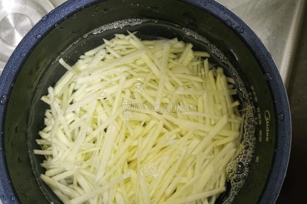 青椒土豆丝的做法图解1
