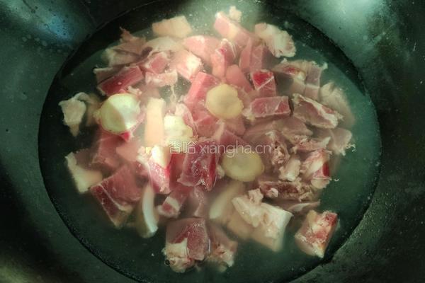胡萝卜炖牛肉牛腩的做法图解2