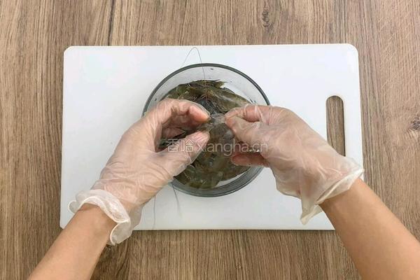 金沙虾仁的做法图解2
