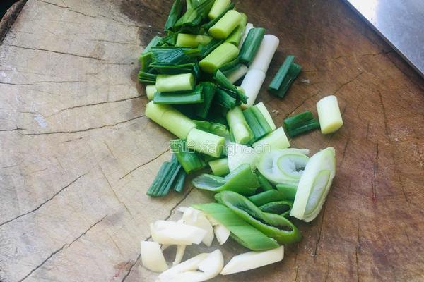 绿豆芽粉条蒜苗炒鸡蛋的做法图解1