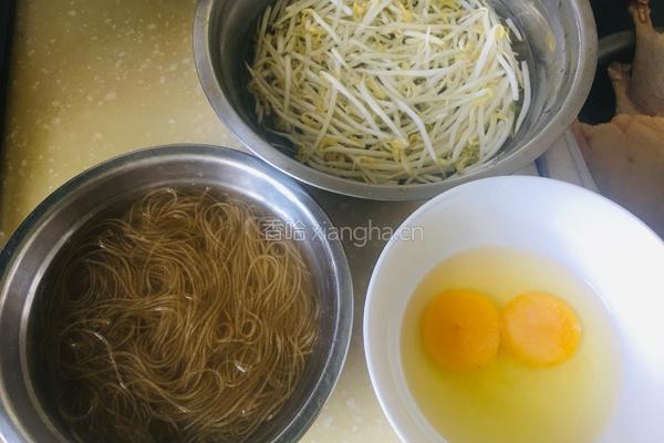 绿豆芽粉条蒜苗炒鸡蛋的做法图解2