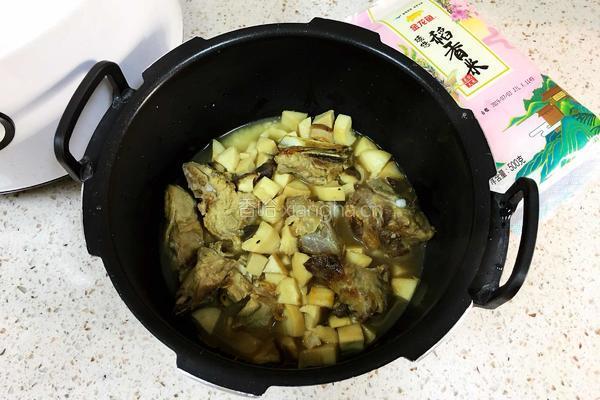 杏鲍菇排骨焖饭的做法图解7