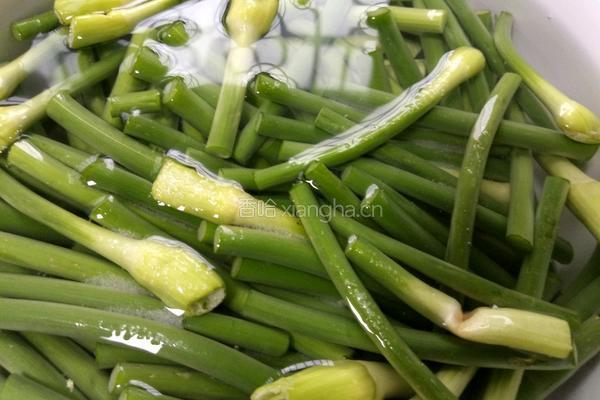 蒜苗炒腊肠的做法图解1
