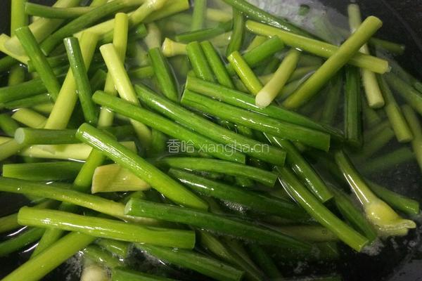 蒜苗炒腊肠的做法图解3