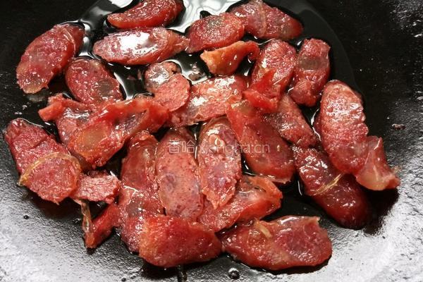 蒜苗炒腊肠的做法图解4