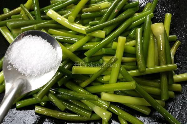 蒜苗炒腊肠的做法图解5