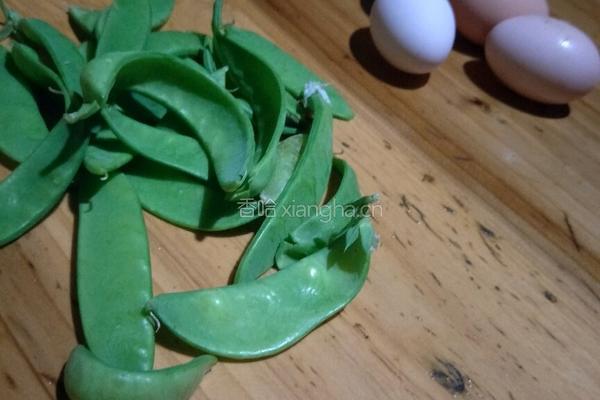 荷兰豆炒鸡蛋的做法图解1